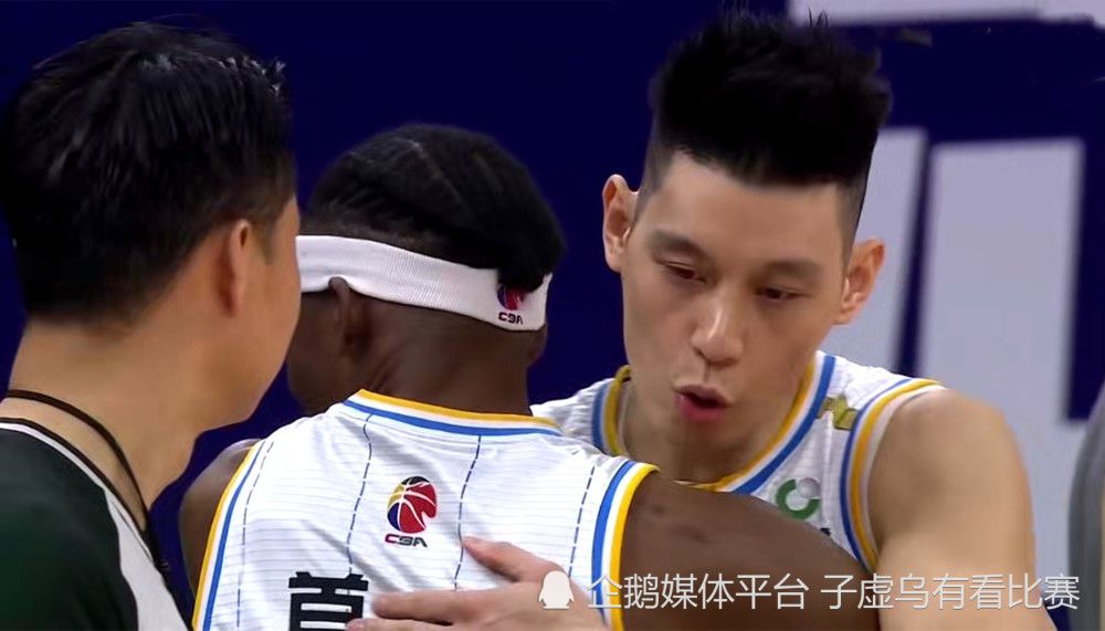 她的视线落在船身上的那些装扮
